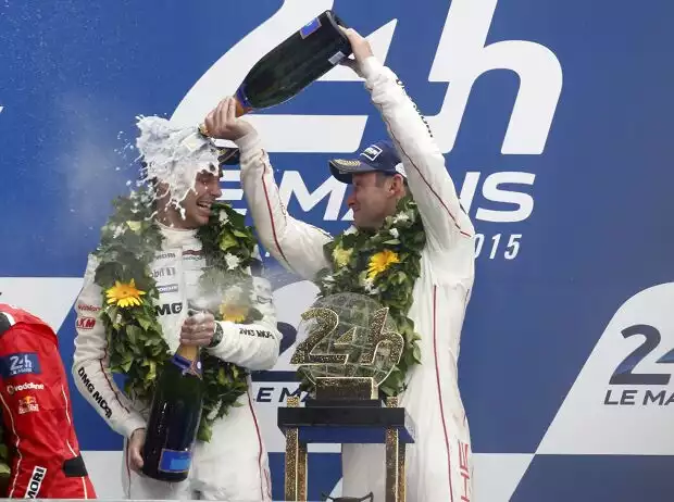 Nick Tandy, Earl Bamber, Champagner Titel-Bild zur News: Nick Tandy, Earl Bamber, Champagner