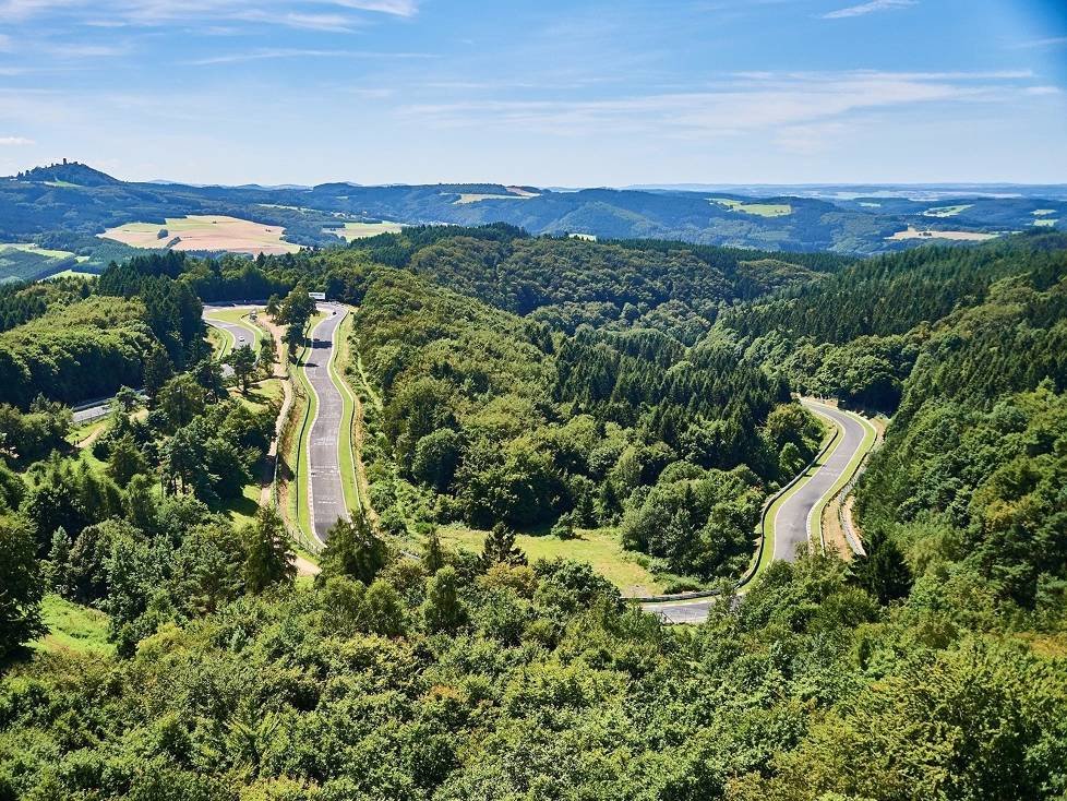 Die legendäre Nordschleife legte den Grundstein für den "Mythos Nürburgring". Um kaum eine andere Rennstrecke der Welt ranken sich so viele Geschichten, Anekdoten und Legenden. Sie ist deshalb auch logischer Austragungsort der Neuauflage des Eif