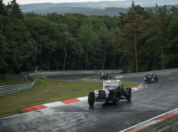 Die Vorkriegsrennwagen sind eine der Zuschauerattraktionen im Rennprogramm am Wochenende. Sie erinnern an die frühen Jahre des 1927 eröffneten Nürburgrings, der im Rahmen der Nürburgring Classic vom 16. bis 18. Juni 2017 seinen 90. Geburtstag feiert