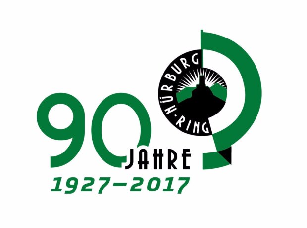 Das Jubiläumslogo des Nürburgrings ist derzeit in vielen Orten rund um den Nürburgring zu sehen, und auch an der Strecke begrüßt es die Besucher von zahlreichen Fahnen. Es greift das historische Logo der Eifelrennstrecke auf.