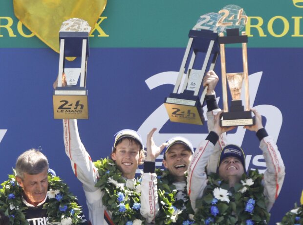 Timo Bernhard, Brendon Hartley und Earl Bamber auf dem Podium der 24 Stunden von Le Mans 2017