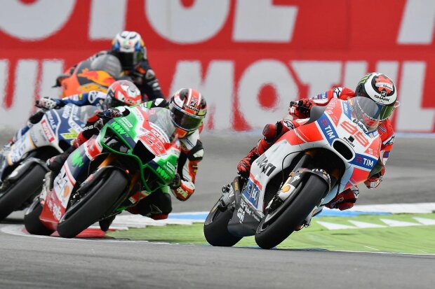 Jorge Lorenzo Yamaha Yamaha Factory Racing MotoGPDucati Ducati Superbike ~Jorge Lorenzo vor Sam Lowes ~ Jorge Lorenzo Yamaha Yamaha Factory Racing MotoGPDucati Ducati Superbike ~Jorge Lorenzo vor Sam Lowes ~