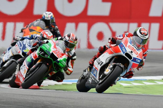 Jorge Lorenzo Yamaha Yamaha Factory Racing MotoGPDucati Ducati Superbike ~Jorge Lorenzo  vor Sam Lowes ~    