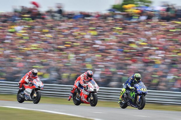 Yamaha Yamaha Factory Racing MotoGP ~Valentino Rossi vor Danilo Petrucci und Andrea Dovizioso ~ Yamaha Yamaha Factory Racing MotoGP ~Valentino Rossi vor Danilo Petrucci und Andrea Dovizioso ~