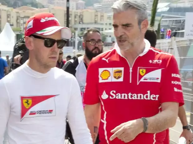Maurizio Arrivabene, Sebastian Vettel Titel-Bild zur News: Maurizio Arrivabene, Sebastian Vettel