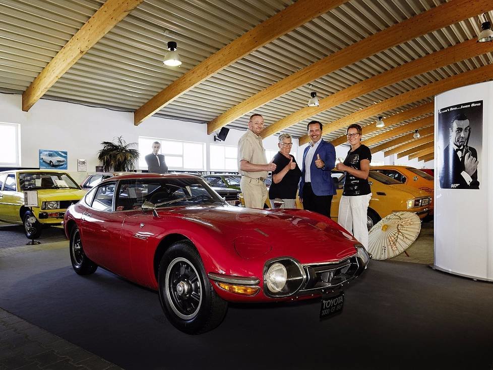 Deutschland-Geschäftsführer Tom Fux mit der Familie Pichert im Toyota-Museum in Hartkirchen am Inn