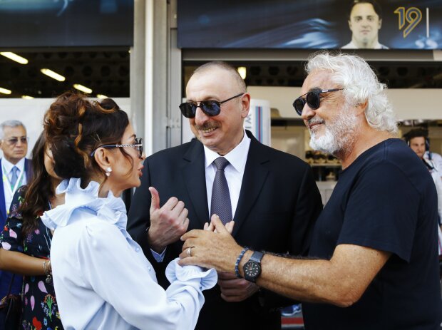 Titel-Bild zur News: Flavio Briatore mit der Präsidentenfamilie Alijew aus Aserbaidschan