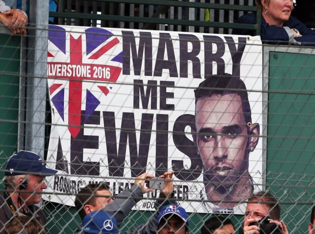 Titel-Bild zur News: Lewis Hamilton, Plakat, Transparent, Zuschauer