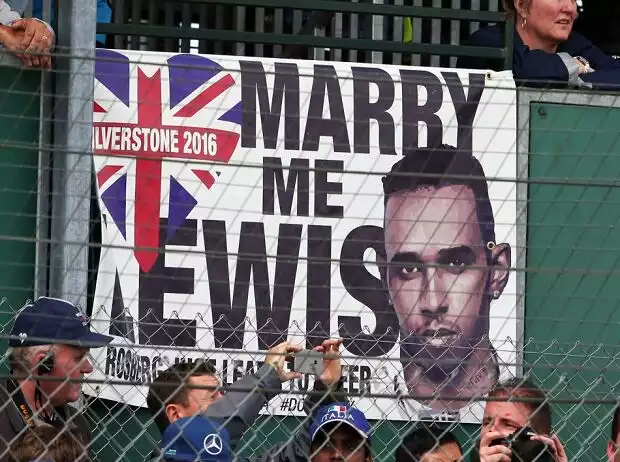 Lewis Hamilton, Plakat, Transparent, Zuschauer Titel-Bild zur News: Lewis Hamilton, Plakat, Transparent, Zuschauer