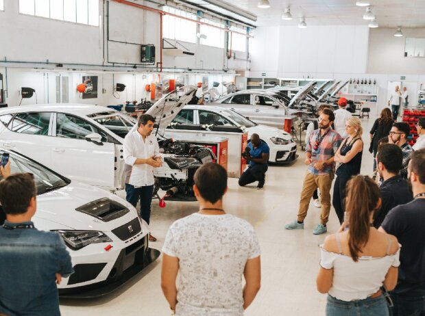 Bei SEAT Sport erfuhren die Gäste, wie sich Rennwagen vom Serienmodell abhebt Bei SEAT Sport erfuhren die Gäste, wie sich Rennwagen vom Serienmodell abhebt