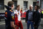 Christian Horner, Sebastian Vettel (Ferrari) und Adrian Newey 