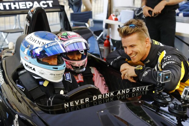 Mika Häkkinen Sergio Perez Force India Sahara Force India F1 Team F1 ~Mika Häkkinen und Sergio Perez (Force India) ~ Mika Häkkinen Sergio Perez Force India Sahara Force India F1 Team F1 ~Mika Häkkinen und Sergio Perez (Force India) ~