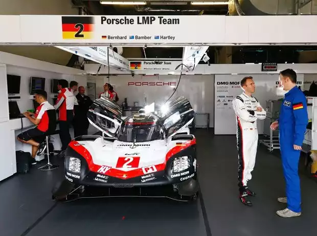 WEC am Nürburgring: Timo Bernhard neben seinem Porsche 918 Hybrid Titel-Bild zur News: WEC am Nürburgring: Timo Bernhard neben seinem Porsche 918 Hybrid