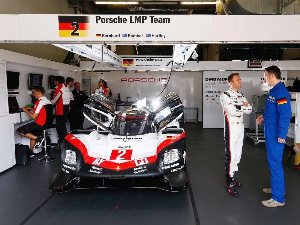 WEC am Nürburgring: Timo Bernhard neben seinem Porsche 918 Hybrid