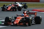 Fernando Alonso (McLaren), Stoffel Vandoorne (McLaren) und Lewis Hamilton (Mercedes) 