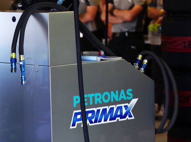 Titel-Bild zur News: Petronas-Primax-Tankanlage des Mercedes-Teams
