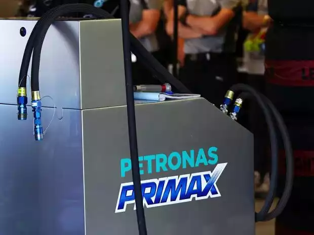 Petronas-Primax-Tankanlage des Mercedes-Teams Titel-Bild zur News: Petronas-Primax-Tankanlage des Mercedes-Teams
