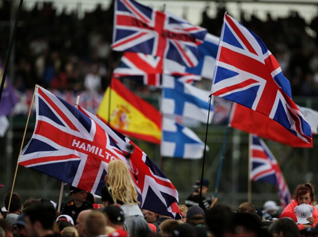 Titel-Bild zur News: Flaggen in Silverstone