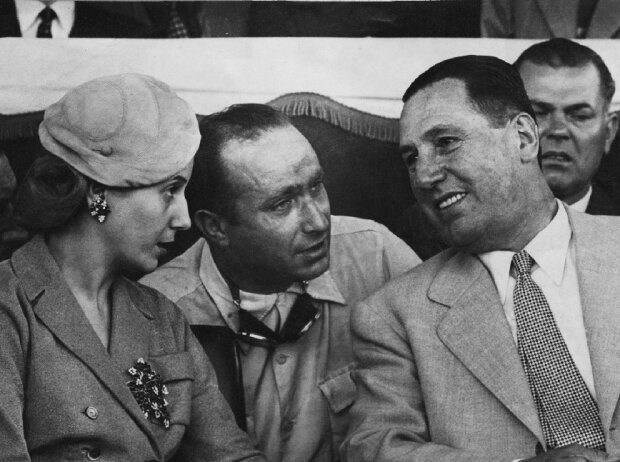Juan Manuel Fangio mit Juan und Evita Peron