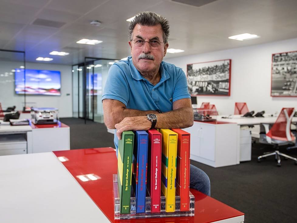 Rainer W. Schlegelmilch im Büro von Motorsport Network