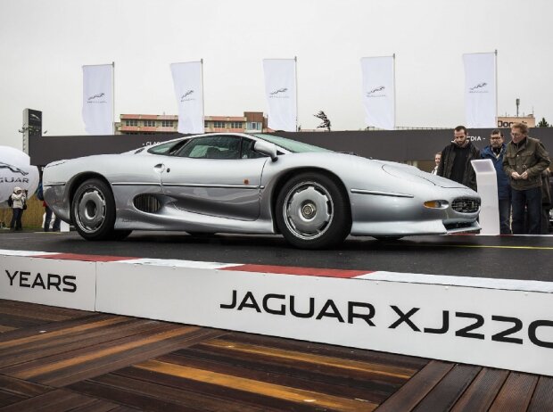 Titel-Bild zur News: Jaguar XJ 220 beim AvD-Oldtimer-Grand-Prix 2017