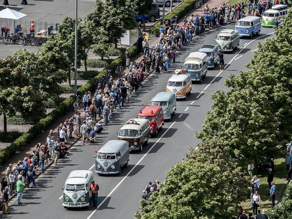 "Bulli Summer Festival": Fahrzeugkonvoi von Wolfsburg nach Hannover