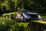 Elfyn Evans umkurvt die gefürchteten Hinkelsteine