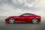Geschlossener Ferrari Portofino 2017 von der Seite 