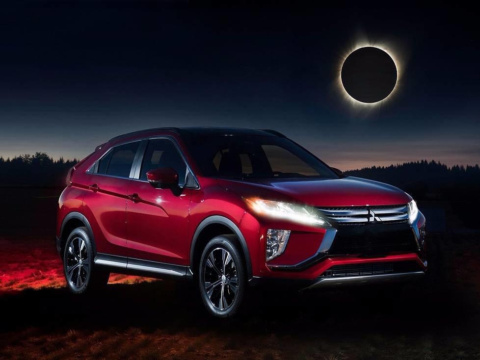 In Szene gesetzt: Mitsubishi Eclipse Cross mit der Sonnenfinsternis als Hintergrund