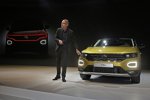 Klaus Bischoff, Leiter Volkswagen-Design, präsentiert den T-Roc 