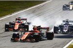 Stoffel Vandoorne (McLaren), Fernando Alonso (McLaren), Romain Grosjean (Haas) und Jolyon Palmer (Renault) 