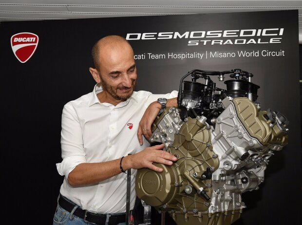 Titel-Bild zur News: Ducati-Chef Claudio Domenicali mit dem Serien-V4