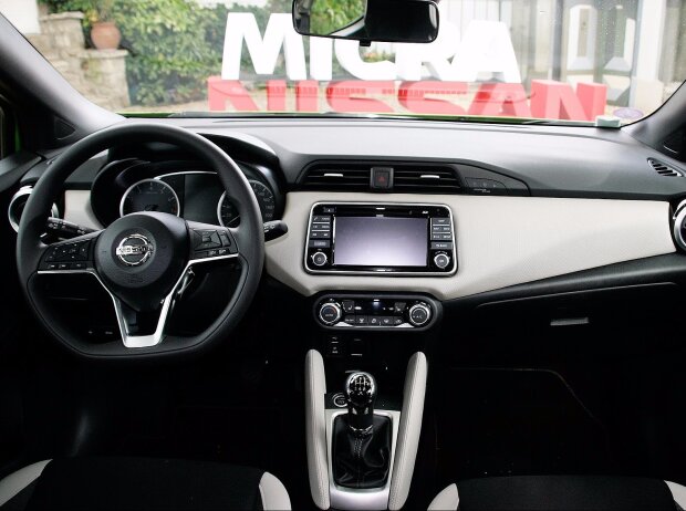 Cockpit des Nissan Micra 1.0 2017