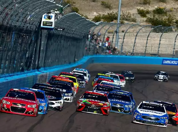 NASCAR-Restart beim Camping World 500 in Phoenix 2017 Titel-Bild zur News: NASCAR-Restart beim Camping World 500 in Phoenix 2017