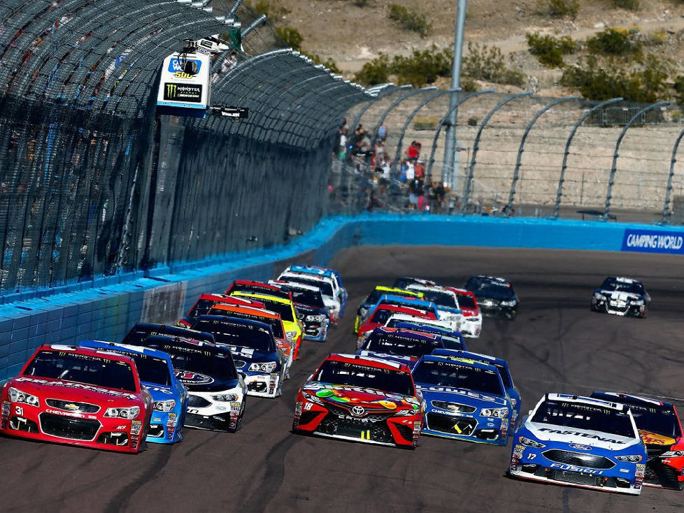 nascar phoenix 2017 restart