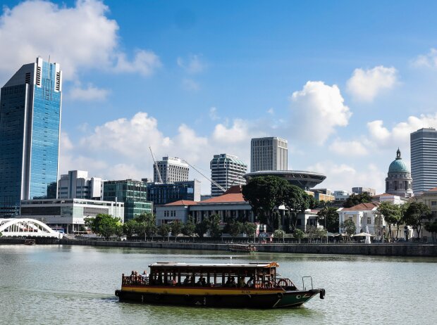 Titel-Bild zur News: Singapur Hafen Wolkenkratzer