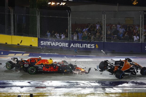 Kimi Räikkönen Max Verstappen Fernando Alonso Ferrari Scuderia Ferrari F1Red Bull Red Bull Racing F1McLaren McLaren Honda F1 ~Kimi Räikkönen (Ferrari), Max Verstappen (Red Bull) und Fernando Alonso (McLaren) ~ Kimi Räikkönen Max Verstappen Fernando Alonso Ferrari Scuderia Ferrari F1Red Bull Red Bull Racing F1McLaren McLaren Honda F1 ~Kimi Räikkönen (Ferrari), Max Verstappen (Red Bull) und Fernando Alonso (McLaren) ~