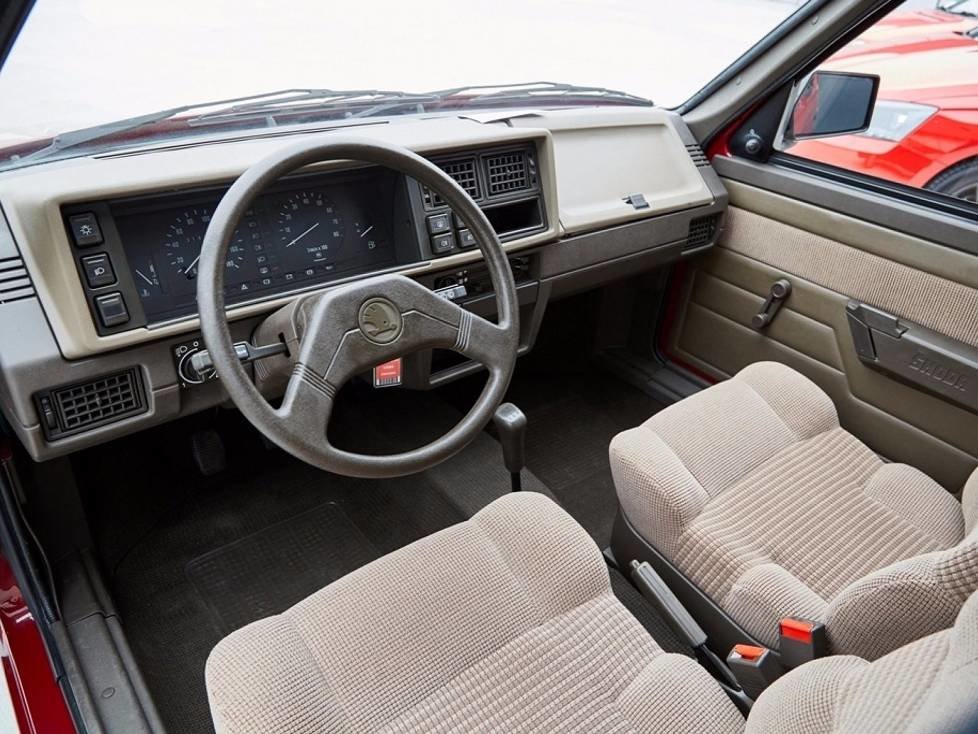 Innenraum und Cockpit des Skoda Favorit (1991)