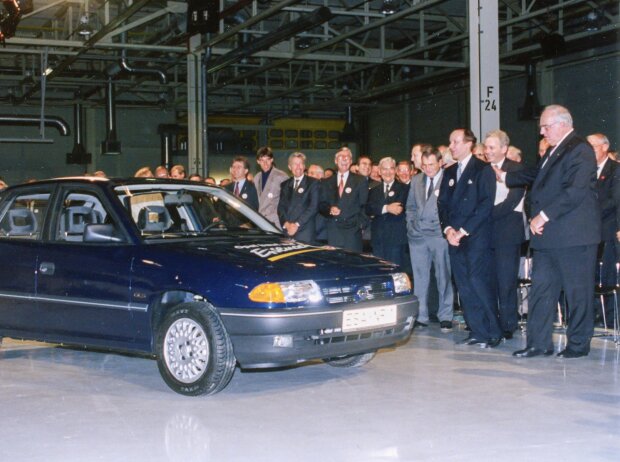 Titel-Bild zur News: Im Opel-Werk in Eisenach wurde am 23. September 1992, im Beisein von Helmut Kohl, Mitarbeitern und Gästen, der erste Astra "made in Eisenach" vom Band gerollt