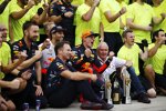 Max Verstappen (Red Bull), Daniel Ricciardo (Red Bull) und Christian Horner 