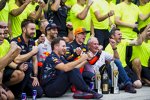 Daniel Ricciardo (Red Bull), Max Verstappen (Red Bull) und Christian Horner 