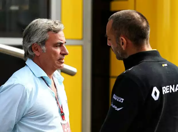 Carlos Sainz, Cyril Abiteboul Titel-Bild zur News: Carlos Sainz, Cyril Abiteboul