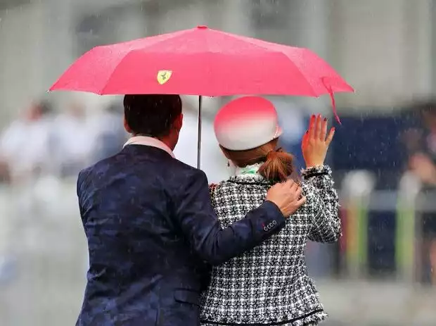 Titel-Bild zur News: Fans im Regen in Japan
