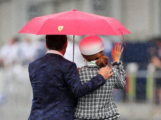 Titel-Bild zur News: Fans im Regen in Japan