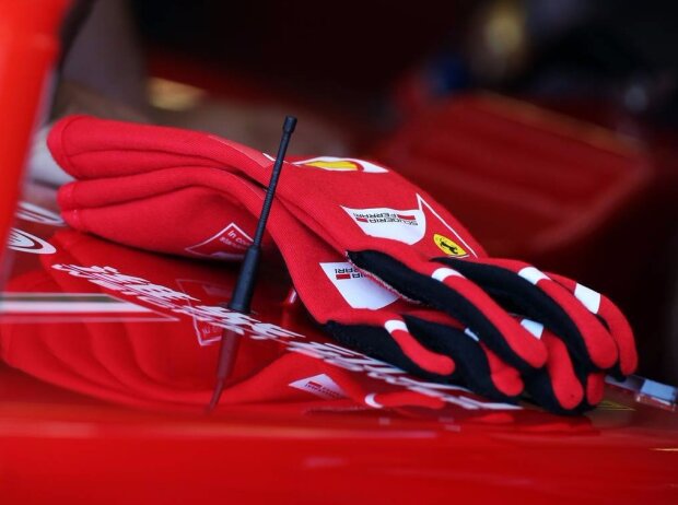 Titel-Bild zur News: Fernando Alonso, Handschuhe
