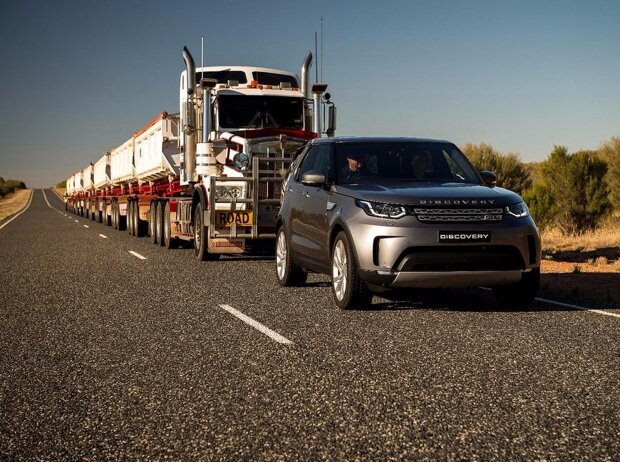 Titel-Bild zur News: Land Rover Discovery mit Road Train im Schlepp