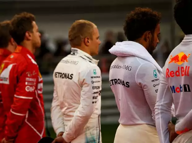 Titel-Bild zur News: Lewis Hamilton, Valtteri Bottas, Hymne