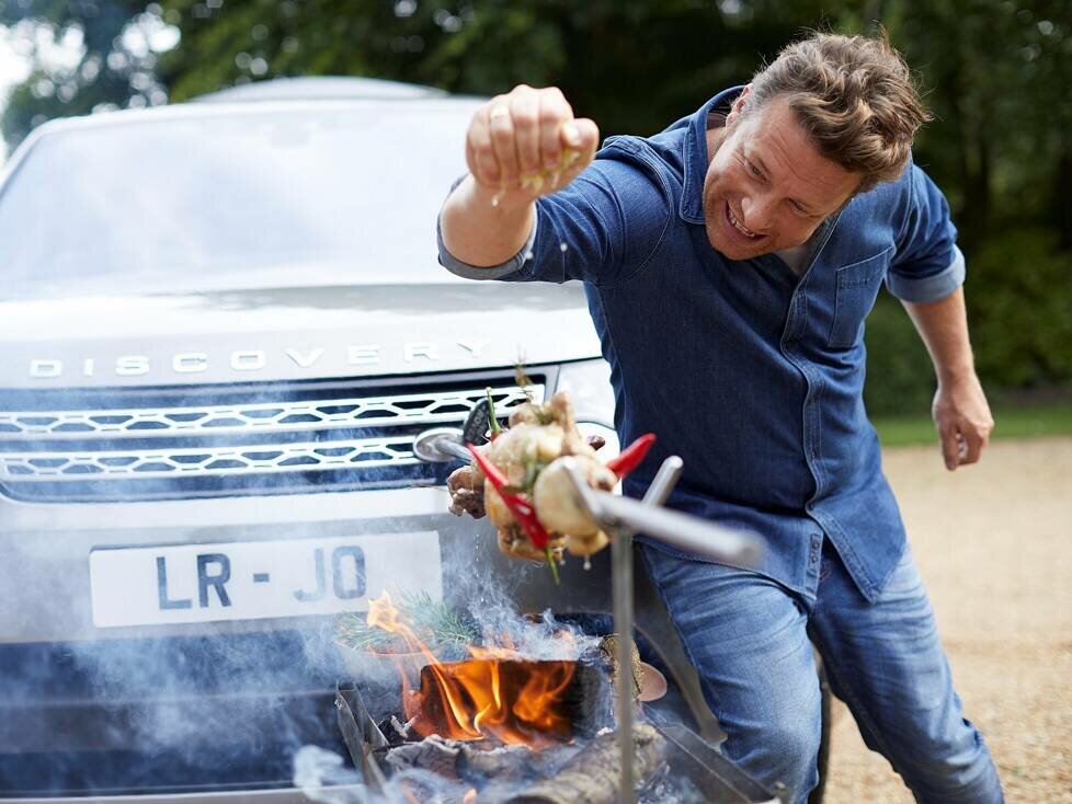Land Rover Discovery von Starkoch Jamie Oliver: Der Drehspieß wird über einen Nebenabtrieb bewegt
