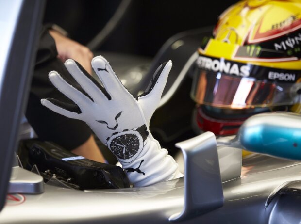 Titel-Bild zur News: Lewis Hamilton, Handschuh