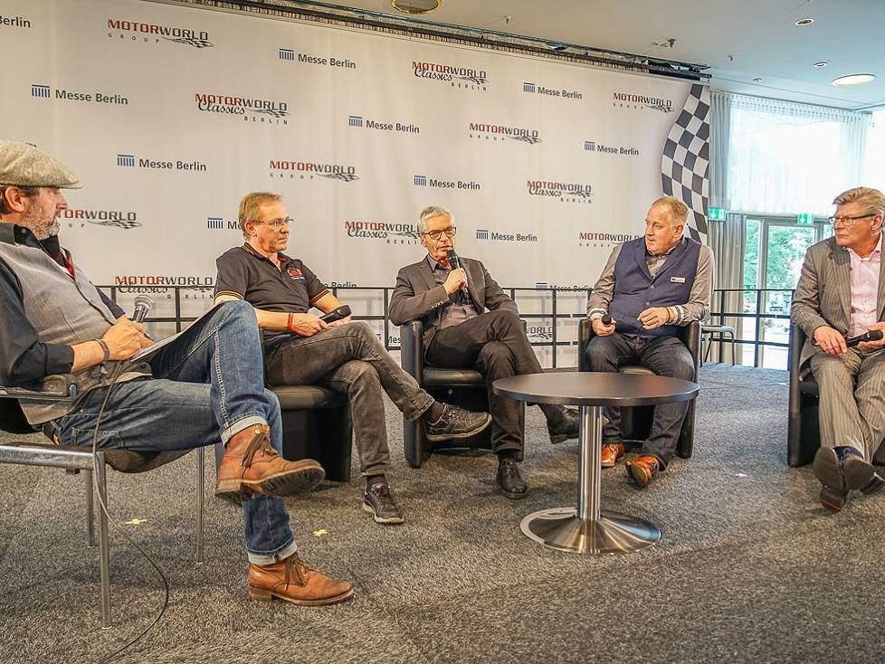 Eine Diskussionsrunde mit (im Bild v.l.n.r.) Moderator Alexander Gregor, Martin Stromberg (Classic Data), Peter Deuschle (Ingenieur-Büro Deuschle), Dr. Götz Knoop (Deuvet) und Ansgar Klein, (BVfK) auf der Motorworld Classics Berlin 2017